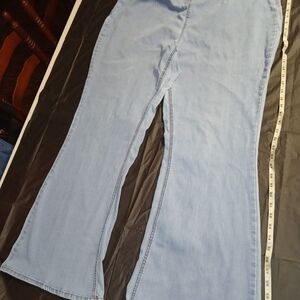 Light Wash Wide-Leg Women's Jeans - High-Rise Flare